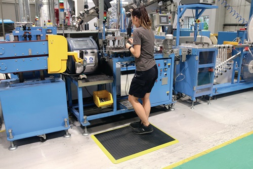 Arbeitsplatzbodenbelag schwarz mit gelben Streifen Polyurethan COBA