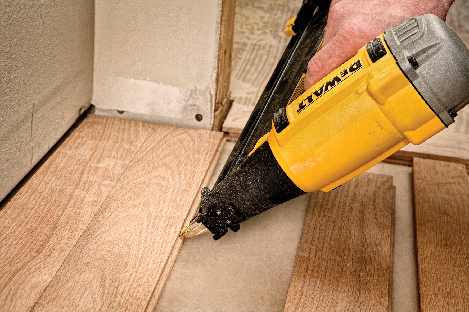DEWALT DPN1564APP-XJ Stauchkopfnagler Druckluft DNBDA, 64 mm