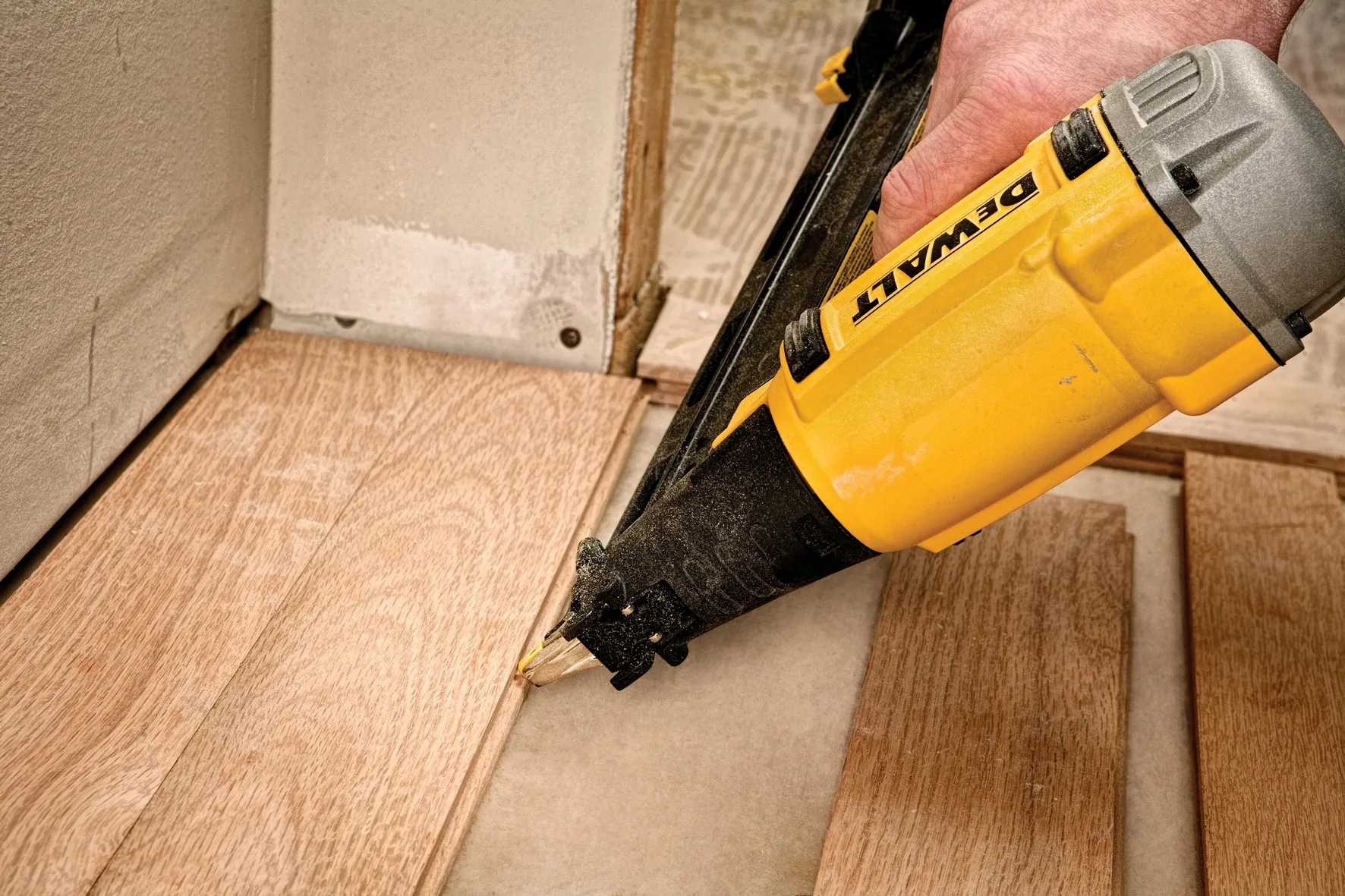 DEWALT DPN1564APP-XJ Stauchkopfnagler Druckluft DNBDA, 64 mm